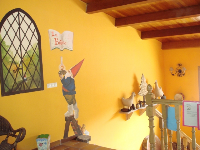 Sala con paredes amarilla
